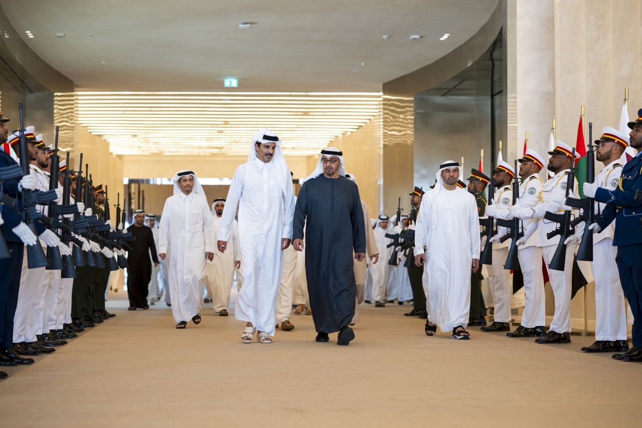 UAE President Welcomes the Emir of Qatar